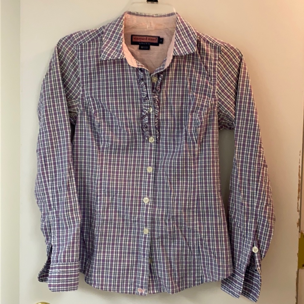 EUC Vineyard Vines button down with ruffle detail ❤️